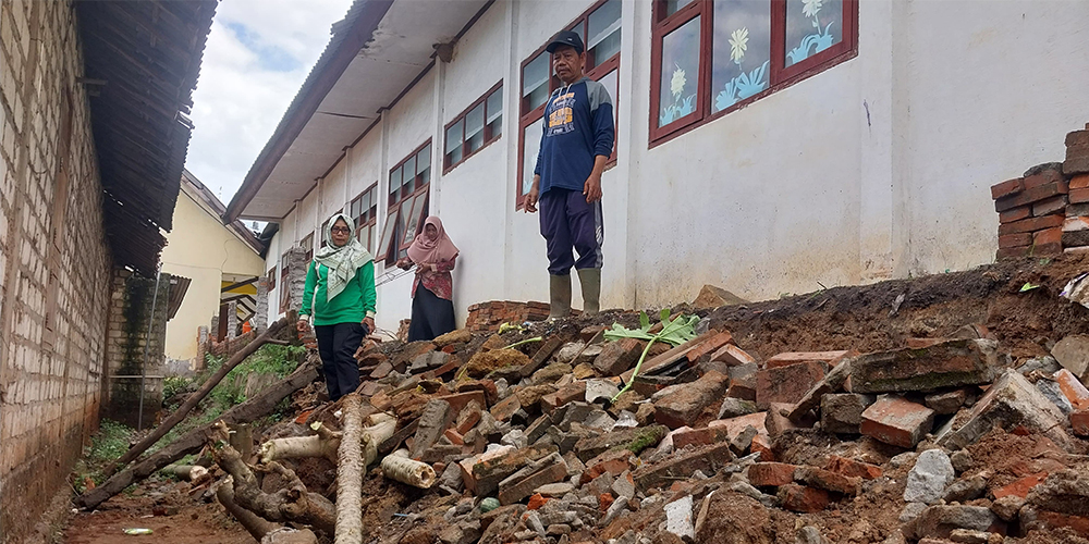 Kepala SDN Sokogrenjeng 2, Kecamatan Kenduruan, Susmiyatun melihat bekas pagar tembok sekolah yang roboh.