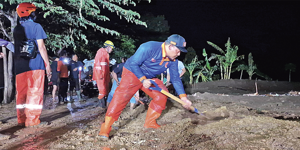 Pasca BPBD Tuban membersihkan material lumpur banjir bandang yang terjadi pada Sabtu (30/11), bencana serupa kembali terjadi di tiga desa di Kecamatan Kerek, Senin (2/12).