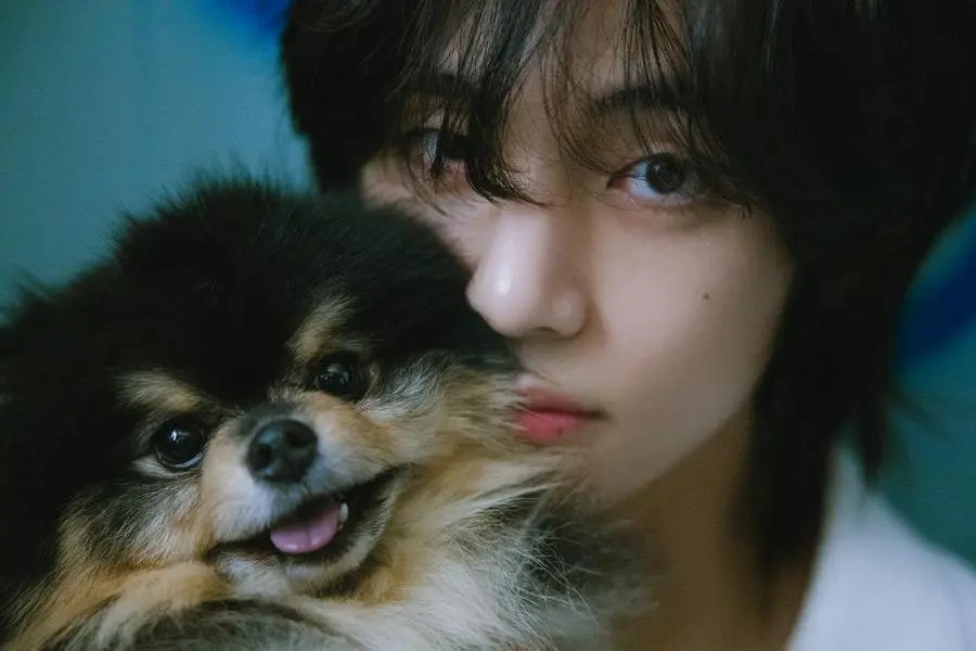 Kim Taehyung bersama anjing kesayangannya Yeontan.