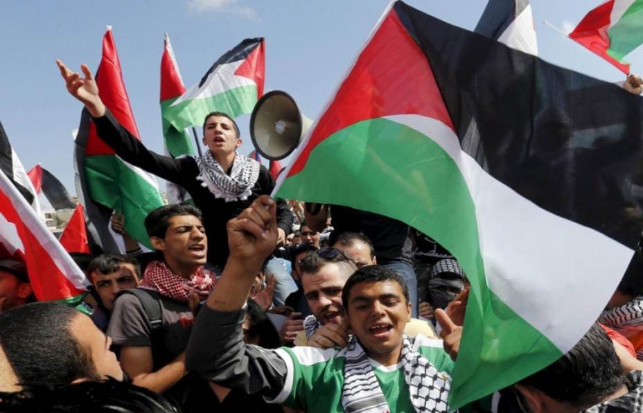 Warga Palestina dengan membawa benderanya