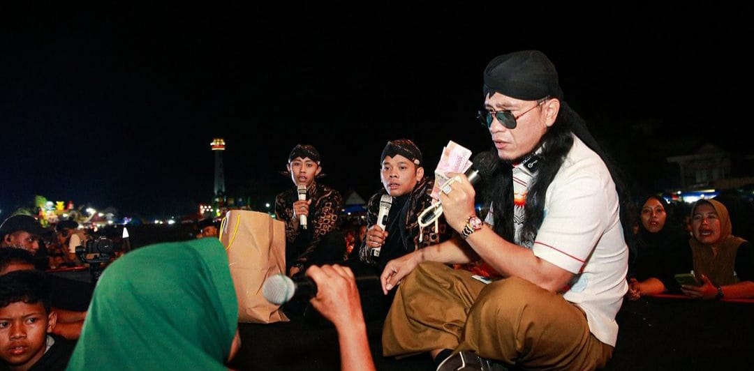Gus Miftah saat berkomunikasi dengan jemaah nya