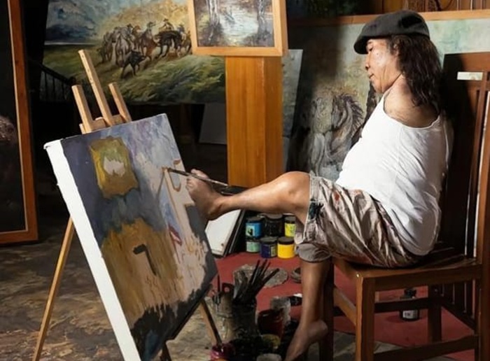 Seniman lukis difabel Sadikin.