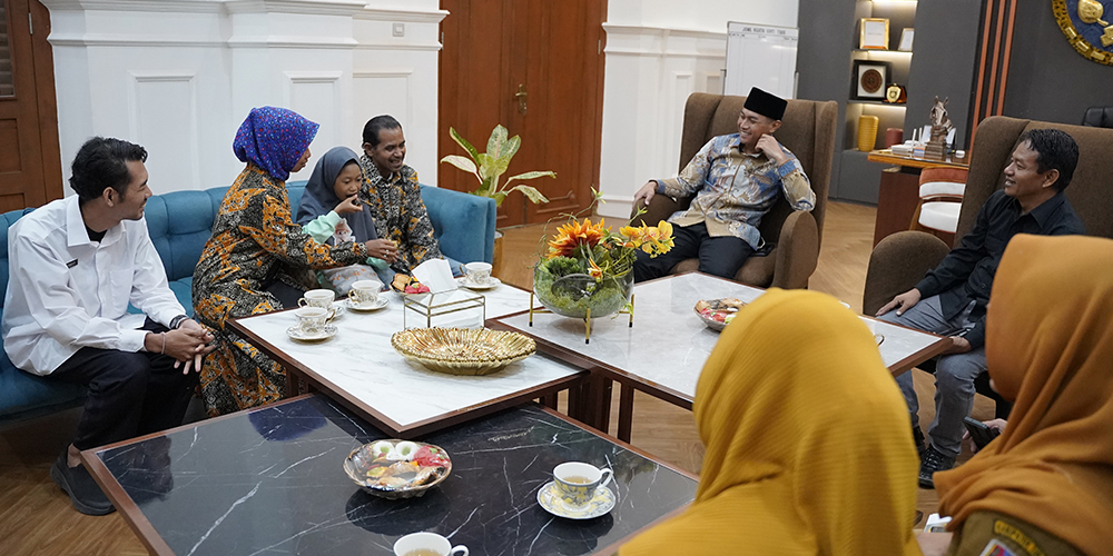 Bupati Tuban Aditya Halindra Faridzky didampingi Plt Kepala Disnakerin Rohman Ubaid berbincang dengan Keluarga peserta program transmigrasi sebelum pemberangkatan, di Pendapa Kridha Manunggal.