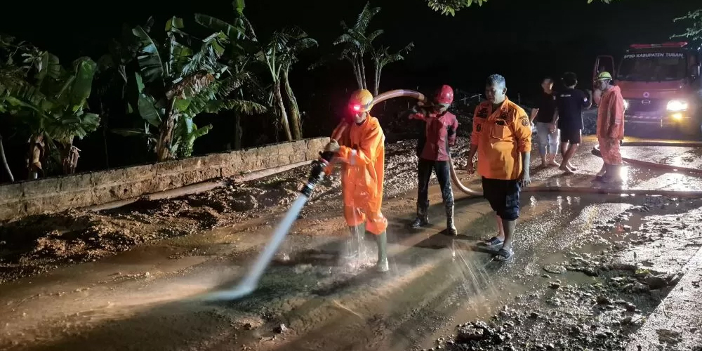 Pembersihan sisa-sisa banjir di kecamatan Kerek Tuban
