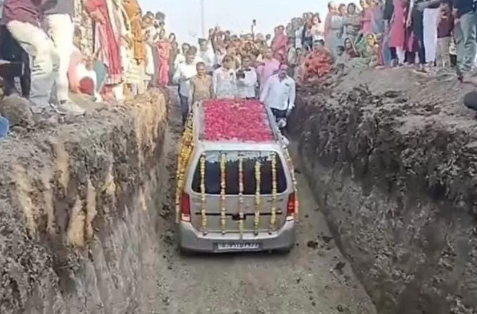 Situasi pemakaman mobil di India.