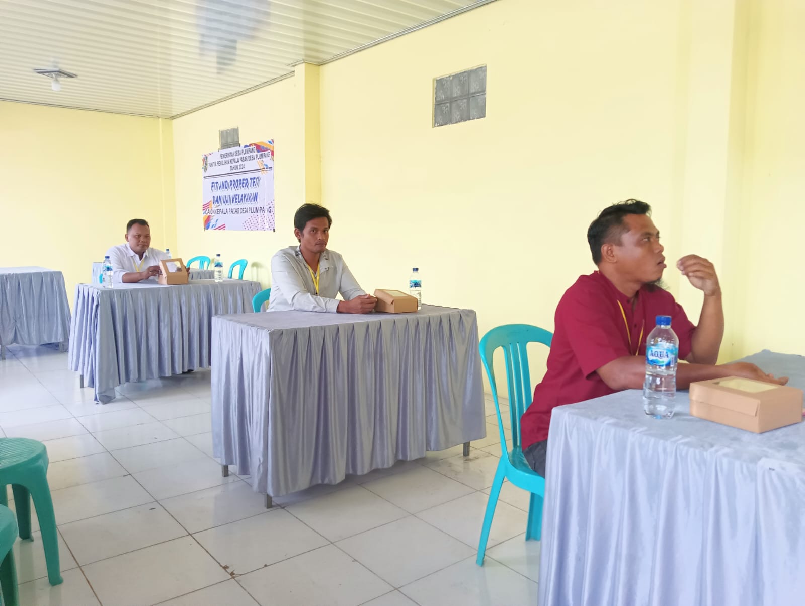 Tiga calon kepala Pasar Desa Plumpang saat mengikuti seleksi tes tulis.