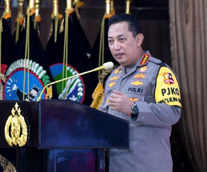 Kapolri saat menghimbau untuk pasang stiker antinarkoba