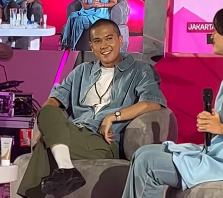 iqbal menjadi pembicara di sebuah acara