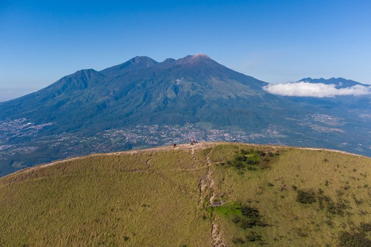 Ilustrasi jalur pendakian gunung.