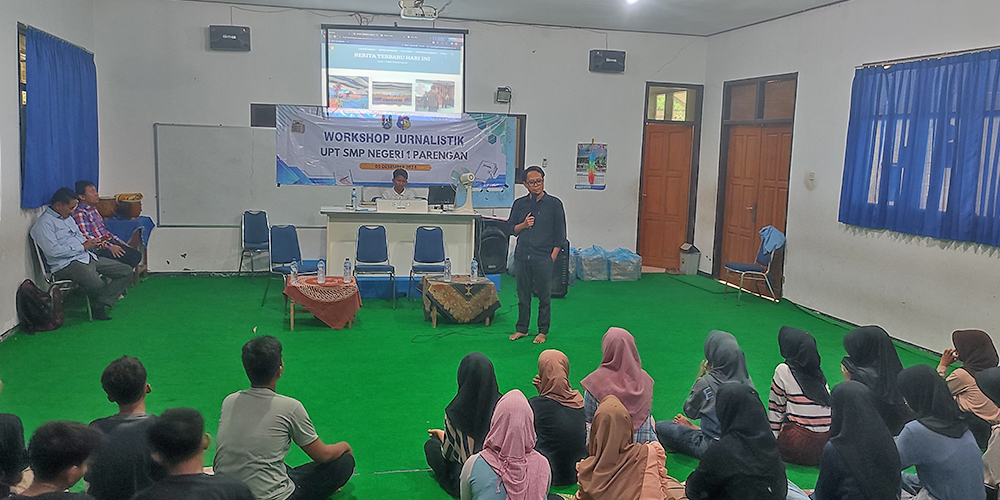 Redaktur Jawa Pos Radar Tuban, Ahmad Atho&rsquo;illah menyampaikan materi di hadapan siswa-siswi SMP Negeri 1 Parengan, Minggu(8/12).