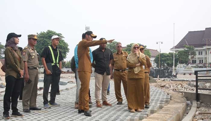 SEBENTAR LAGI SELESAI: Bupati Aditya Halindra Faridzky bersama Sekda Budi Wiyana dan jajaran pejabat Dinas PUPRPRKP Tuban meninjau pembangunan revitalisasi Alun-Alun Tuban pekan lalu.