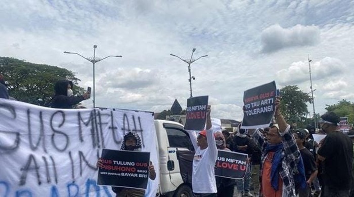 Massa yang mengatasnamakan diri santri jalanan membela Miftah Maulana.