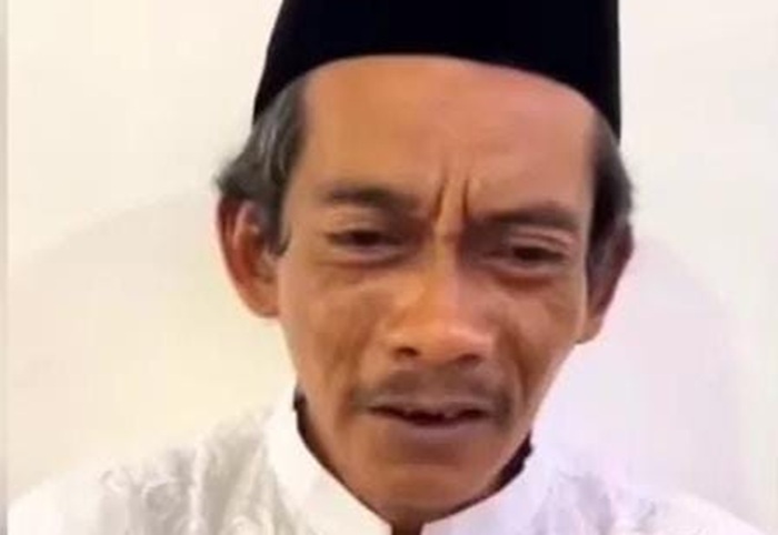 Video Sunhaji yang menangis meminta Miftah kembali jadi utusan presiden.