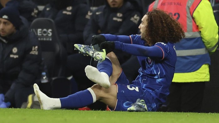 Momen terpeleset Cucurella saat Chelsea lawan Spurs.