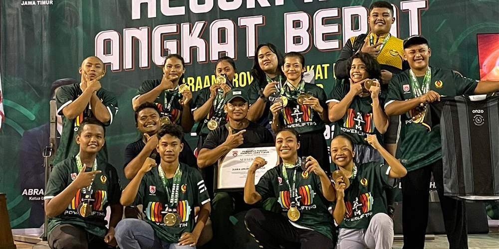 Kontingen Angkat Berat Tuban usai menjadi juara umum di kategori sub-junior Kejurprov 2024.