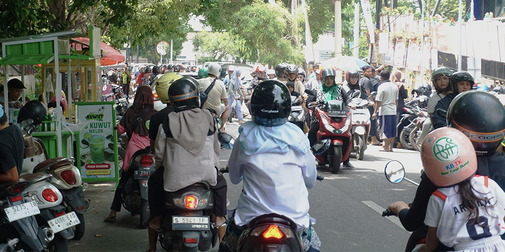 MEMBLUDAK: Kepadatan kendaraan di pertigaan Jalan Diponegoro Tuban imbas dari Grand Opening Keraton Tuban, Minggu (15/12).