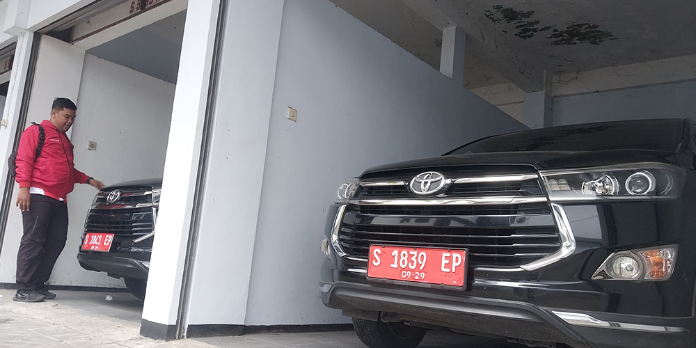 Mobdin tiga Wakil Ketua DPRD Tuban terparkir di garasi kantor DPRD Tuban. Mobil ini tak lagi terpakai karena sudah diganti yang baru.