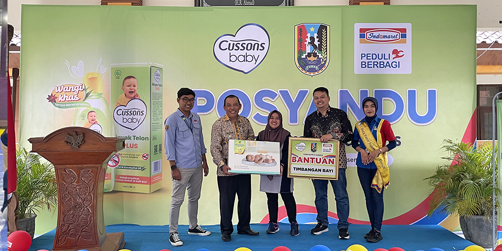 KOLABORASI: Deputy Branch Manager Indomaret Arif&nbsp;Darmawan didampingi Perwakilan Cusson Area Business manager Nopika Budiman menyerahkan bantuan timbangan bayi kepada Camat Bangilan Suwanto.