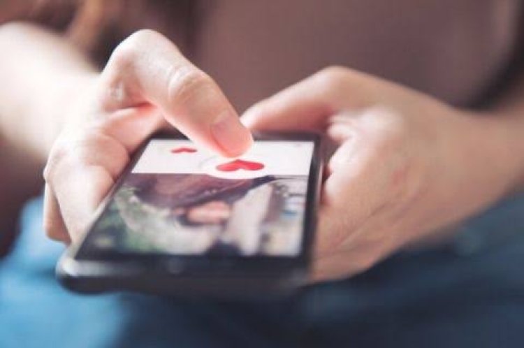 ilustrasi cara pendekatan romantis ala gen z melalui media sosial