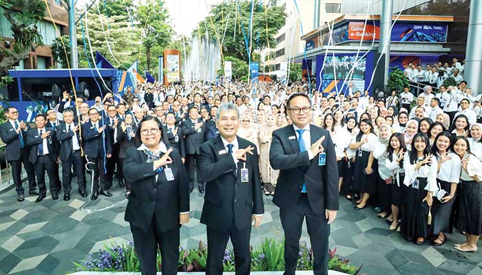 KOMPAK: Jajaran direksi BRI berfoto bersama pada moment perayaan ulang tahun ke-129 PT Bank Rakyat Indonesia (Persero) Tbk, Senin (16/12) di Jakarta.
