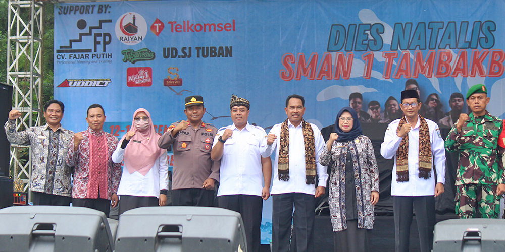 Kepala SMA Negeri 1 Tambakboyo Dra. Dewi Insani, M.Pd., bersama perwakilan Cabdindik Wilayah Bojonegoro-Tuban dan jajaran Forkopimcam Tambakboyo.