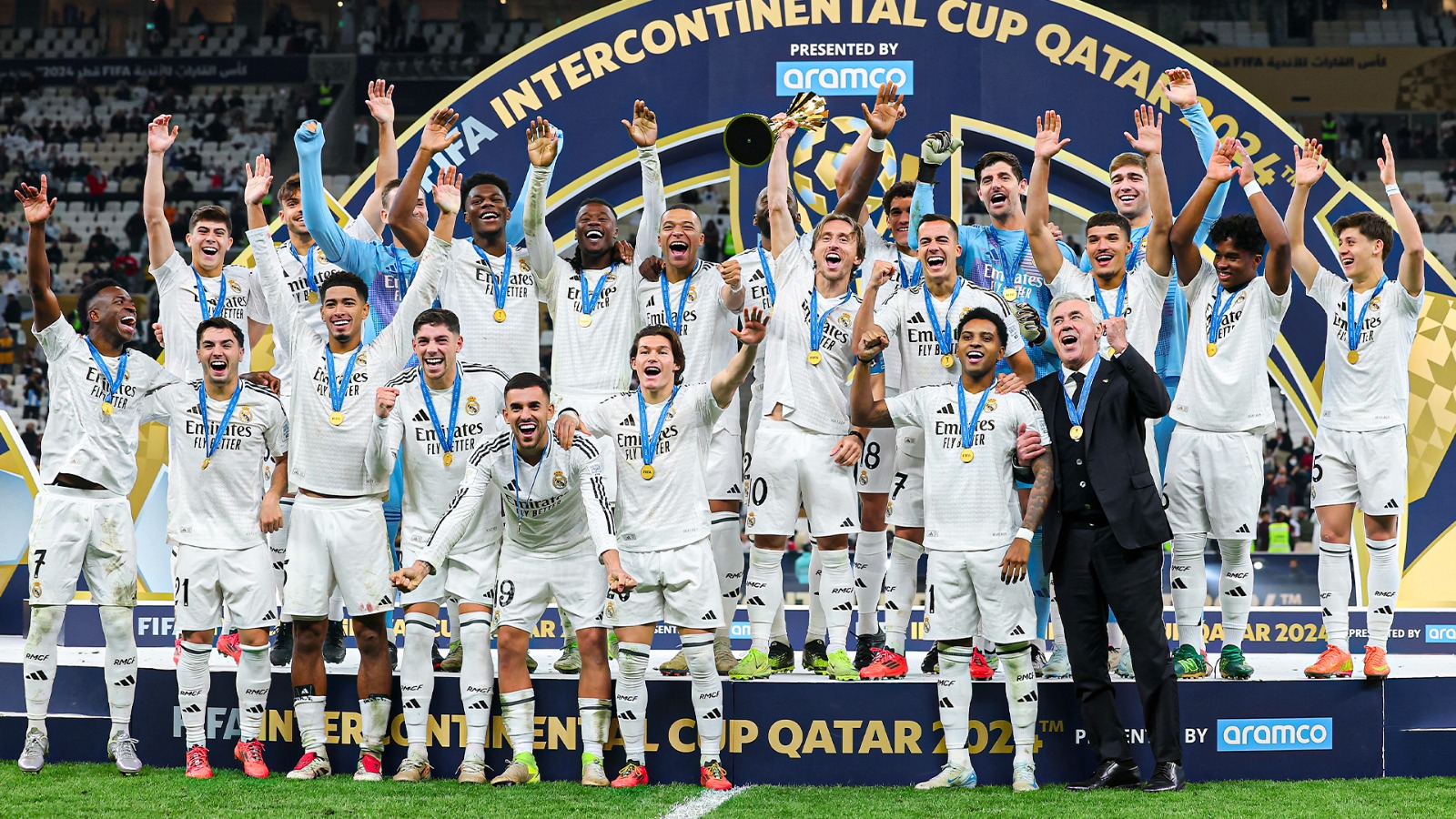 Real Madrid Angkat Trofi Piala Interkontinental 2024