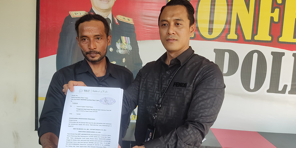 Suyadi bersama kuasa hukumnya saat mencari keadilan di Mapolres Tuban.