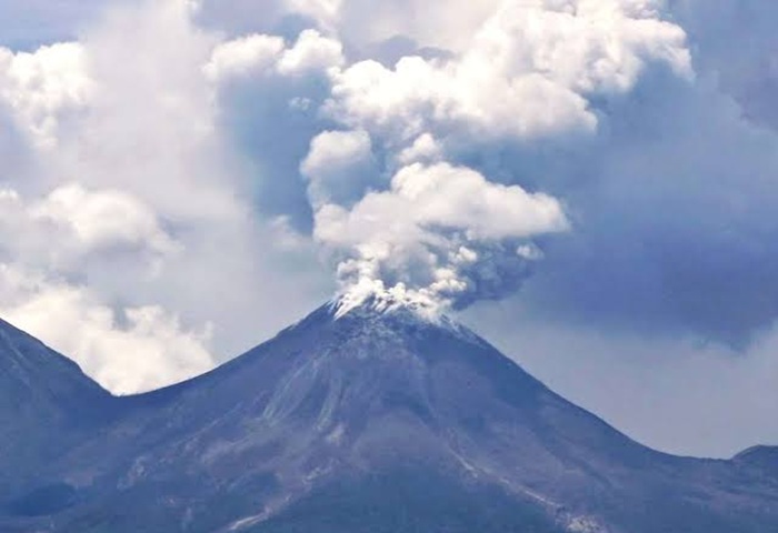Gunung Lewotobi yang erupsi.