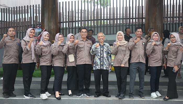 Sekda Tuban Dr. Ir. Budi Wiyana, M.Si saat menghadiri Tuban Inofest 2024, pameran untuk para inovator di Tuban Abirama.