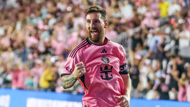 Pesepak bola Lionel Messi saat berhasil membobol gawang lawan