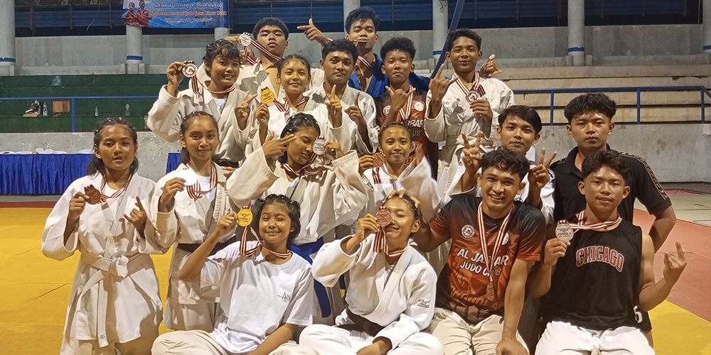 BERPRESTASI: Selebrasi kontingen cabor judo Tuban usai memborong belasan medali di Kejurprov Judo Jatim 2024.