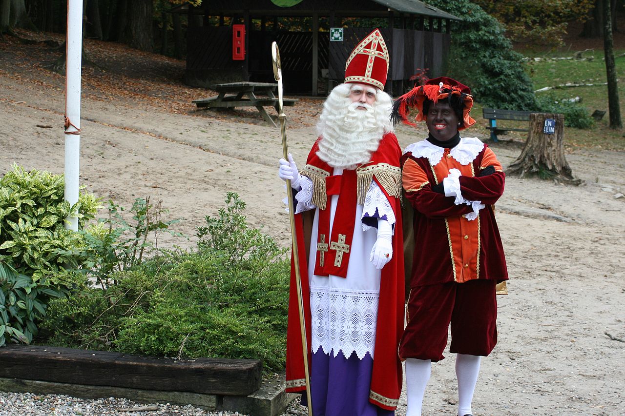 Santa Klaus bersama Zwarta Piet atau Pit Hitam.