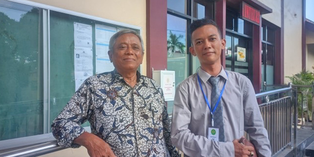 Kuasa hukum Pemerintah Desa Mentoso saat bertemu awak media di Pengadilan Negeri Tuban.