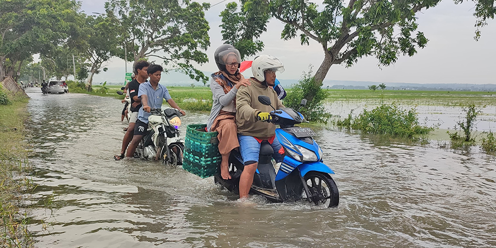 Pengendara motor harus mengurangi kecepatannya ketika melintas di jalan Rengel-Widang, tepatnya di Desa Plandirejo, Kecamatan Plumpang, Rabu (25/12).