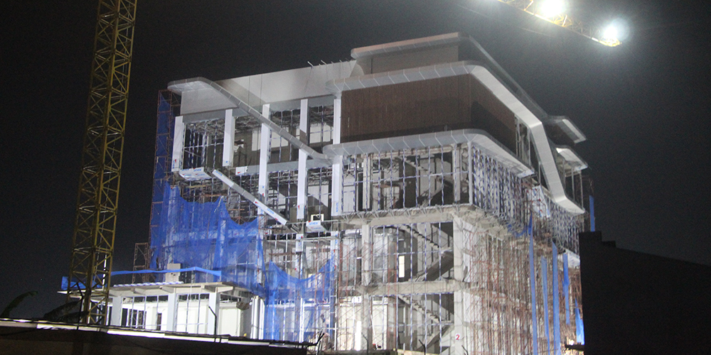 Para pekerja masih berjibaku menuntaskan proyek pembangunan gedung IPIT RSUD Koesma Tuban Kamis (26/12).