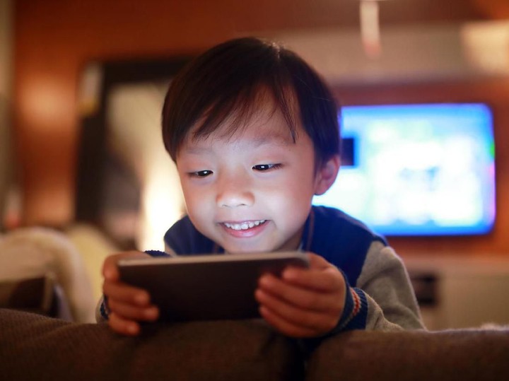 anak yang kecanduan bermain game online melalui gadget