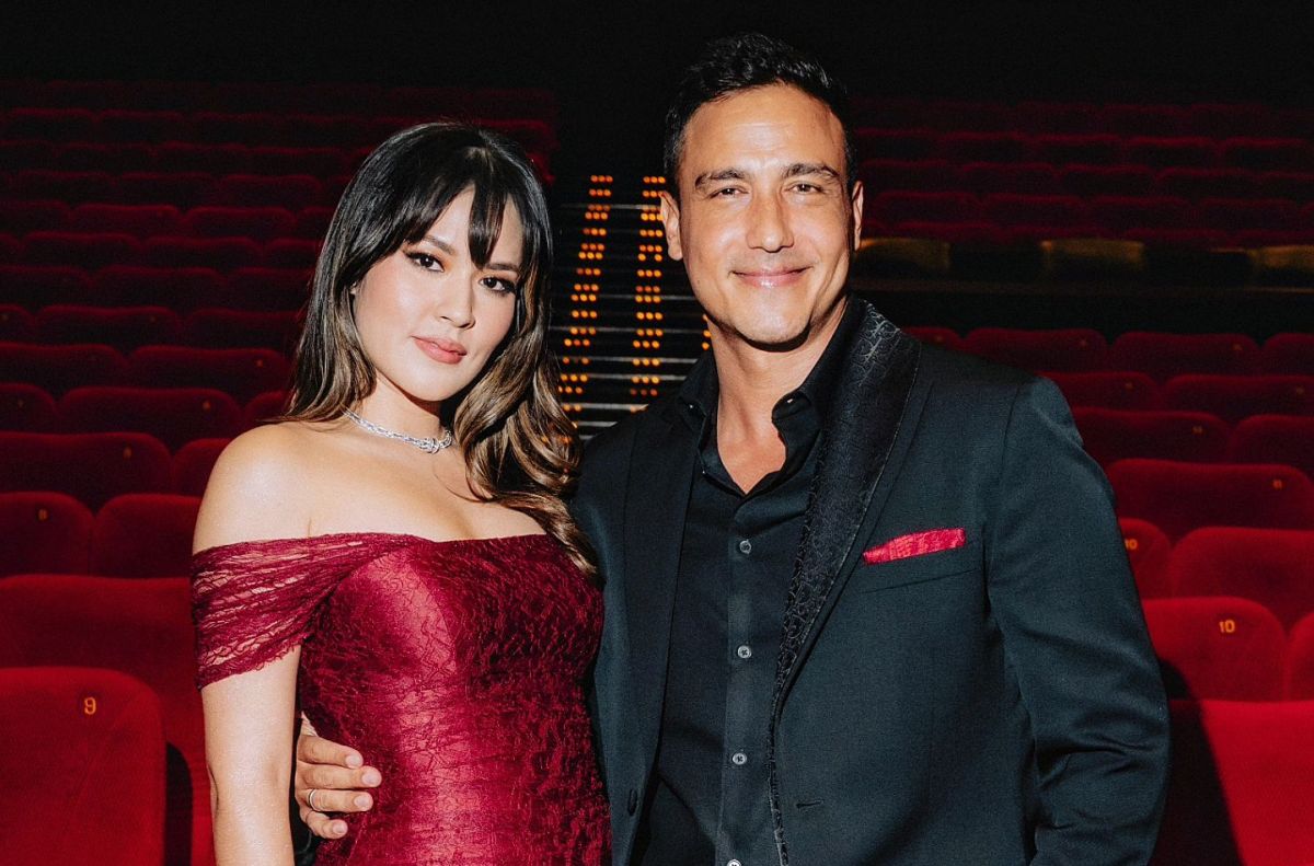 Hamis Daud bersama dengan sang istri Raisa Andriana