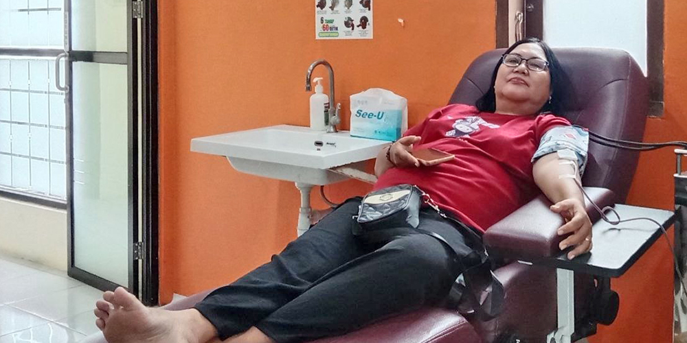 Proses pengambilan darah dari pendonor yang mendonorkan darahnya di kantor UDD PMI Tuban, Jumat (27/12) lalu.