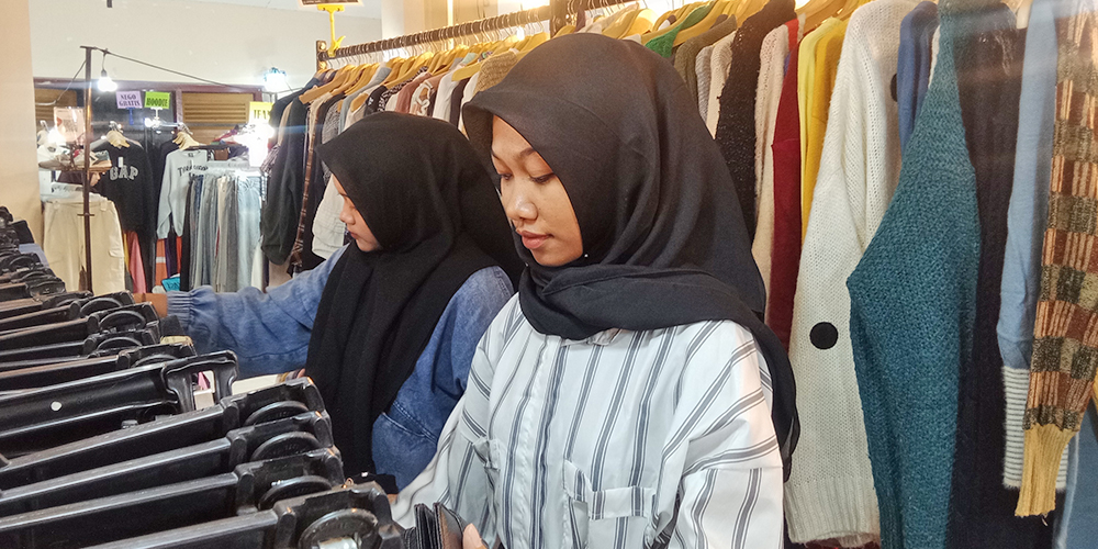 Beragam pakaian bekas yang dijual dalam acara di Gedung Budaya Loka Tuban.