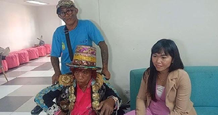 Dewi bersama dengan Pak Tarno