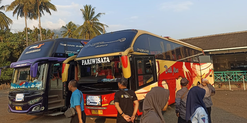 Sejumlah bus MPW Tours terparkir rapi di garasi, Rabu (1/1).