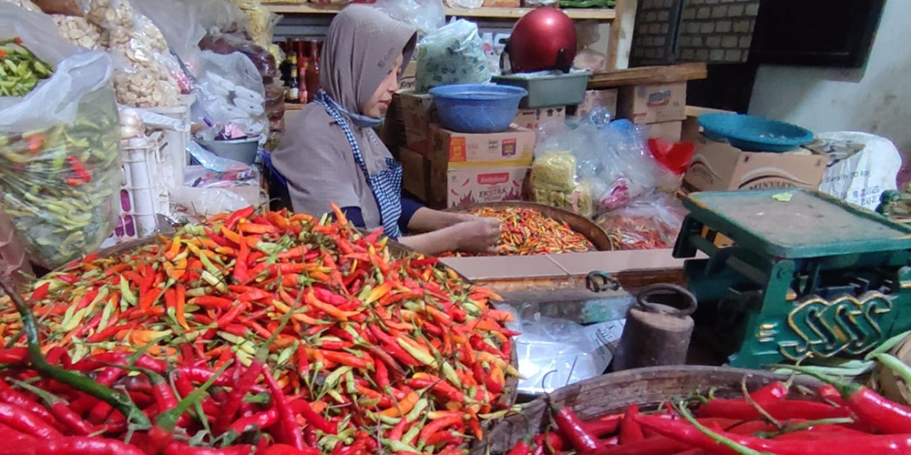 Penjual cabai di Pasar Baru Tuban menunggu pembeli datang  di lapaknya, Rabu (1/1).