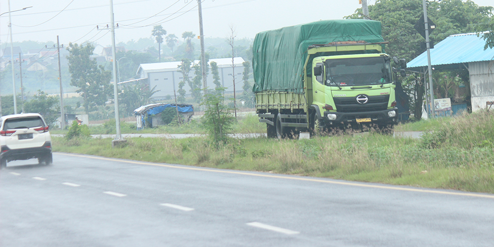 Kendaraan roda empat muatan berat mulai memadati JLS sejak berlakukannya rekayasa lalu lintas, Kamis (2/1).