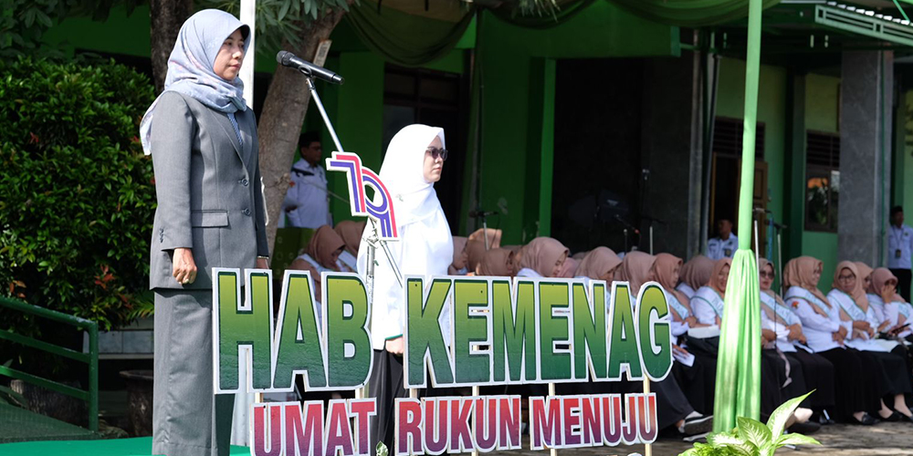 Kepala Kemenag Tuban Umi Kulsum memimpin upacara peringatan HAB ke-79 di halaman MAN 1 Tuban, Jumat (3/1).