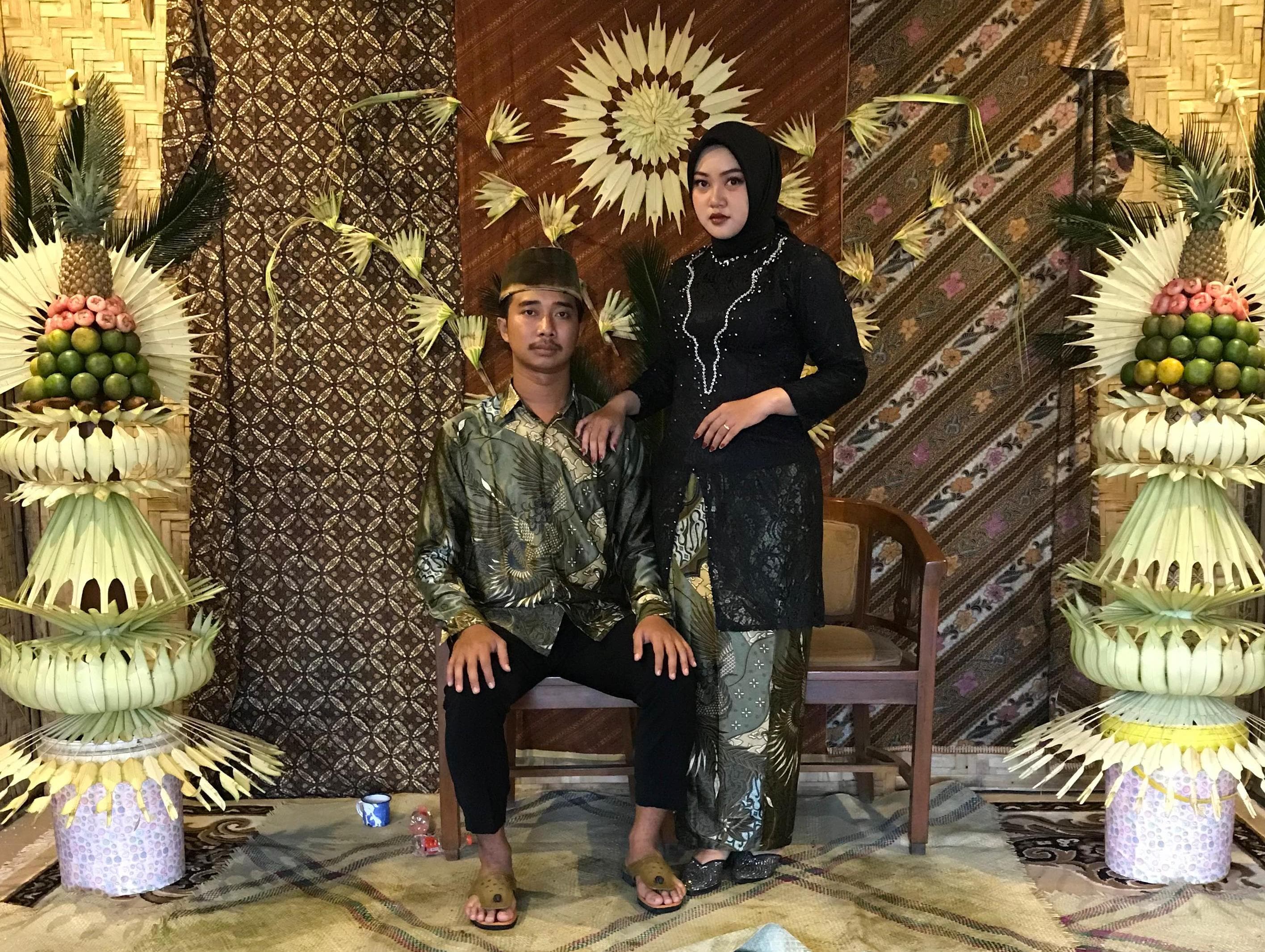 Pernikahan Suluh Jalu Pamungkas dan sang istri yang menggunakan konsep tahun 1970an