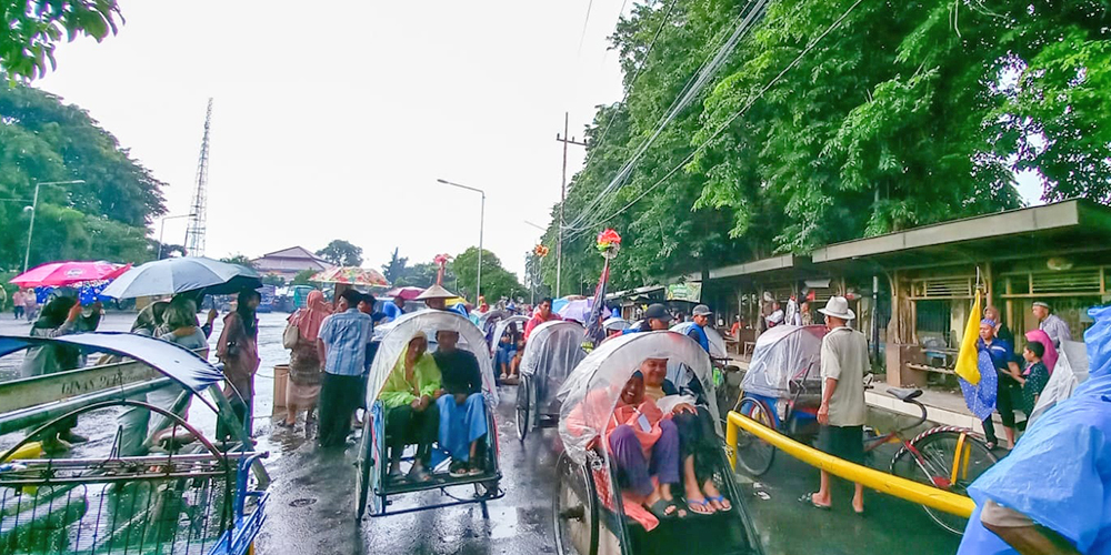 Tukang becak tengah menunggu untuk mendapatkan penumpang di Parkiran Kebonsari, Senin (6/1).
