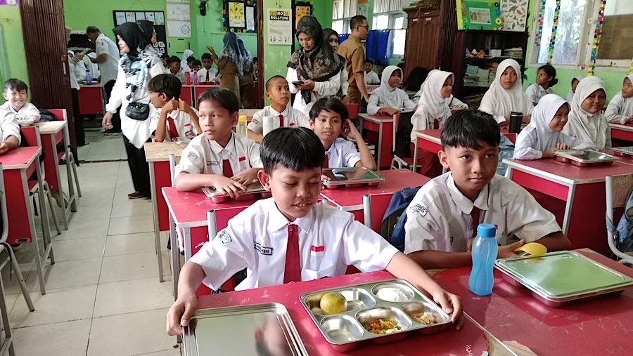 ilustrasi penerapan makan bergizi gratis di sekolah dasar