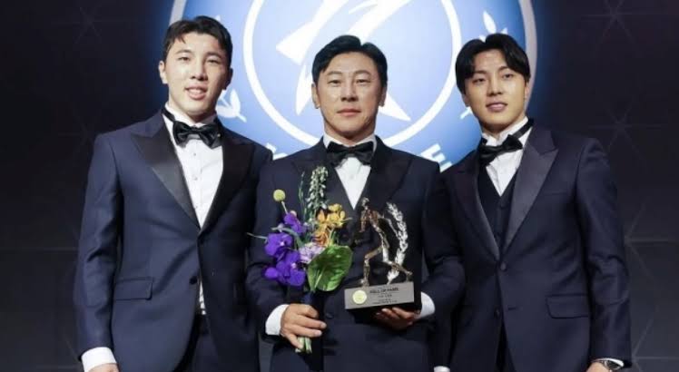 Shin Tae Yong bersama dengan kedua putranya