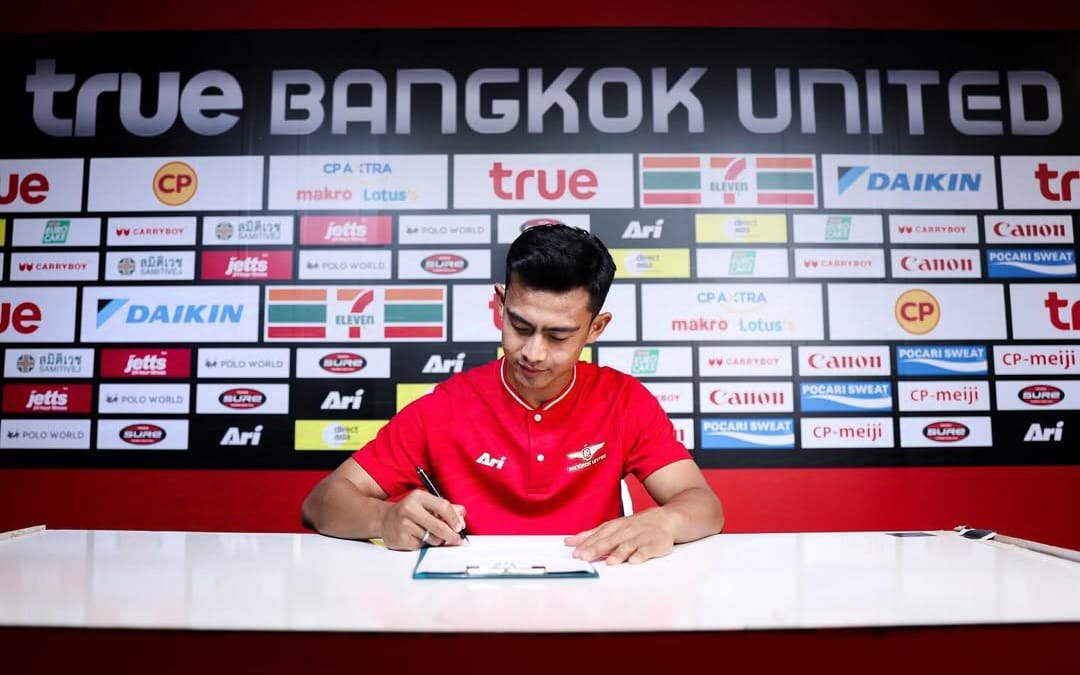 Pratama Arhan saat menandatangani kontrak bersama Bangkok United