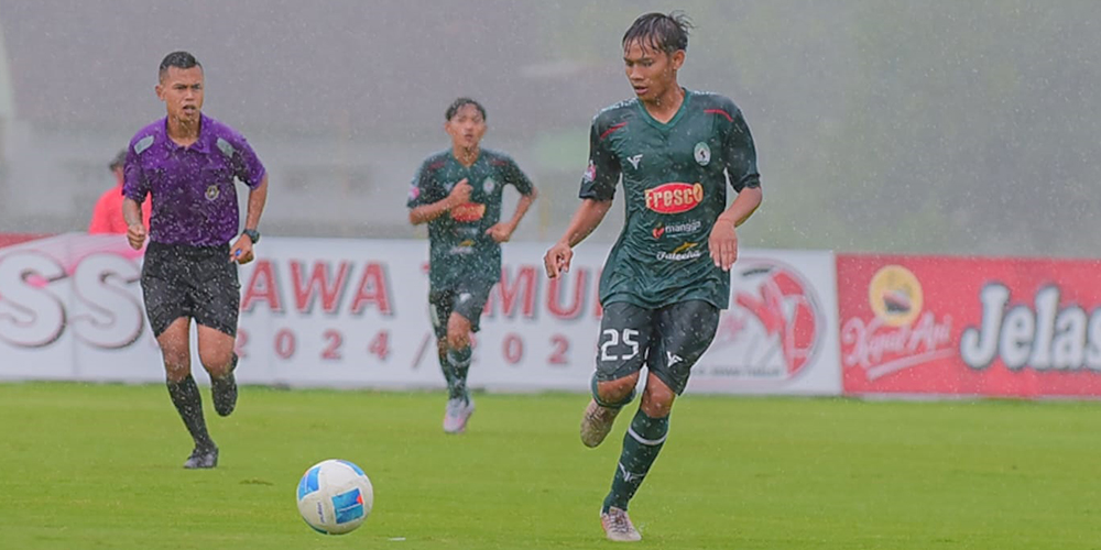 Aksi pemain Bumi Wali FC dalam kompetisi Liga 4 Regional Jawa Timur, meski telah dipastikan tersingkir sejak dini.